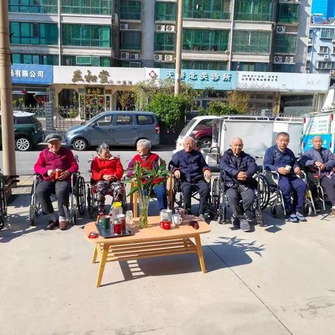 城市漫步：养老中心户外集体活动