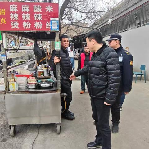 党建引领聚合力联合治理破难题学习巷社区联合城管、民警开展辖区违规经营专项整治