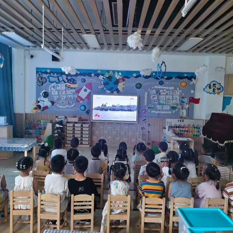 观看9.3阅兵纪实活动——中一班