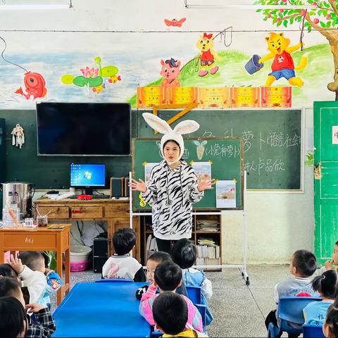 “同课”展风采“异构”现妙思———文明瑶族乡中心幼儿园中班教研活动。