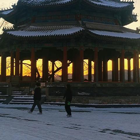 每年冬至前后几天的颐和园十七孔桥金光穿洞非常壮观，错过了再等一年。