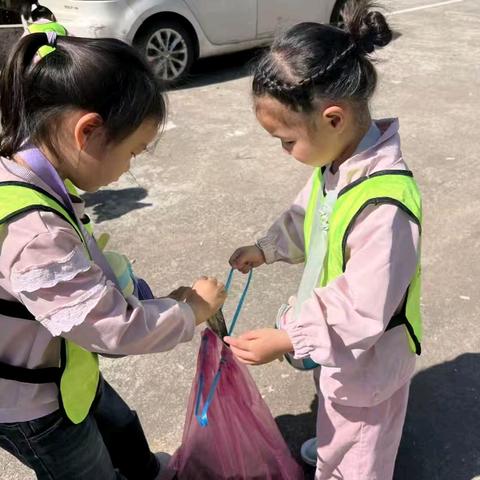 千祥镇蓝天幼儿园中班走进社区活动《环保小卫士，我们在行动》