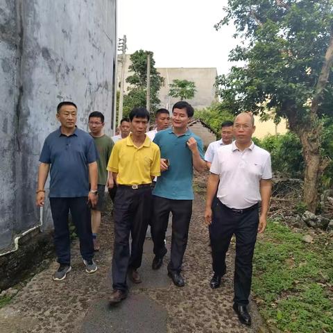 海南省革命老区建设促进会副会长梁振球和镇委书记孔德区对永兴镇革命老区村庄进行调研活动
