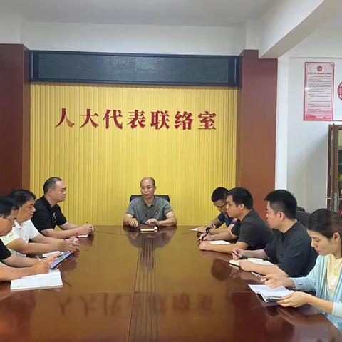 镇委书记孔德区到建中村委会对无人机项目及脱贫人口增收问题召开座谈会