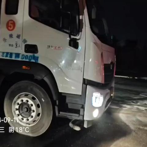 环卫洒水车变身“救火车”  紧急支援灭火行动