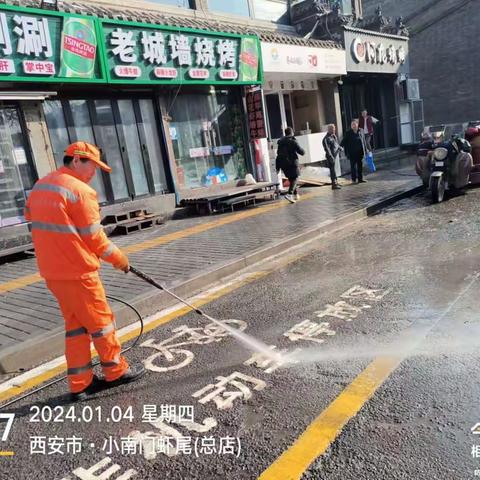 天气回暖冲洗忙 洁净道路环境靓