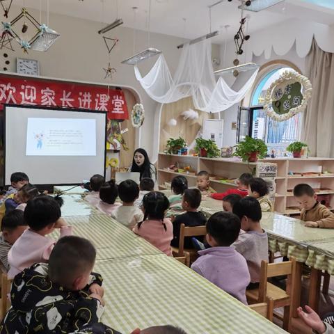 童心敬老，情暖重阳—— 吕梁市直机关幼儿园小八班家长进课堂活动