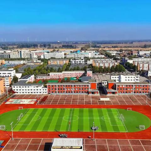 目之所及，处处兴高采烈；心之所感，时时以文化人。 ——辽河油田高采学校“会说话的墙壁”班级文化建设评比活动纪实