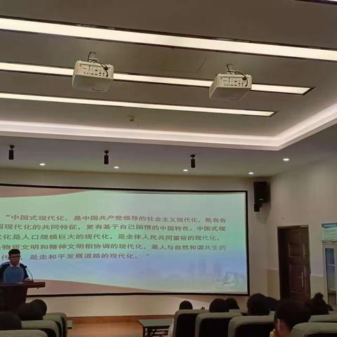 【旅游管理系】旅游管理系组织全体团员学习《强国复兴》主题团课。