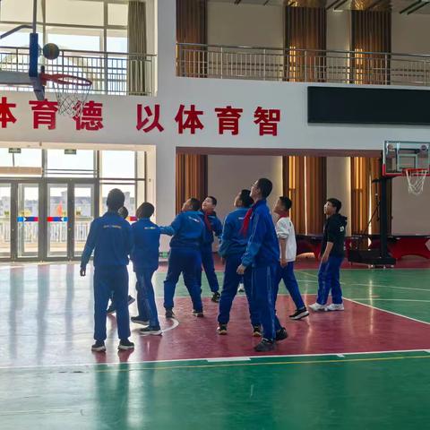 “篮”不住的精彩，享受“ 羽”球魅力，体育运动促成长 ——记康巴什区第八小学六年级四班开展体育活动