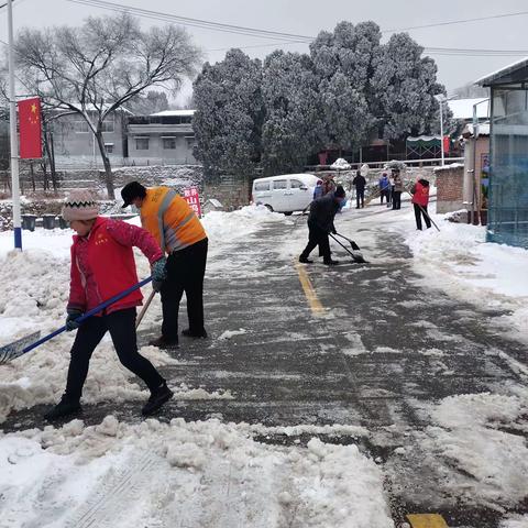 彩石街道捎近村开展除去积雪共建美好