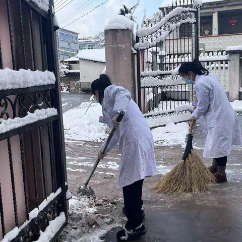 扫雪除冰，筑牢医院安全防线