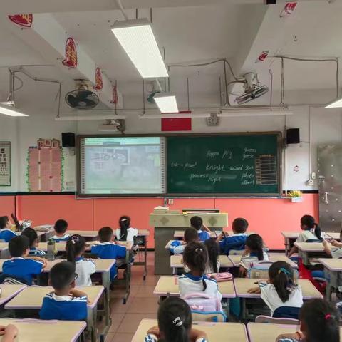 英语动漫鉴赏社团 小猪佩奇学英语绘本故事