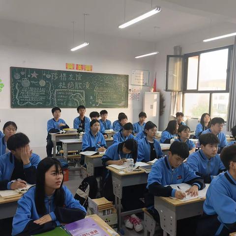 奋斗铸就无悔青春