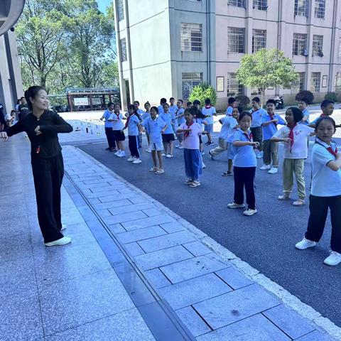 趣味体育绽活力 小小特兵显风采——四年级体育实践课精彩掠影