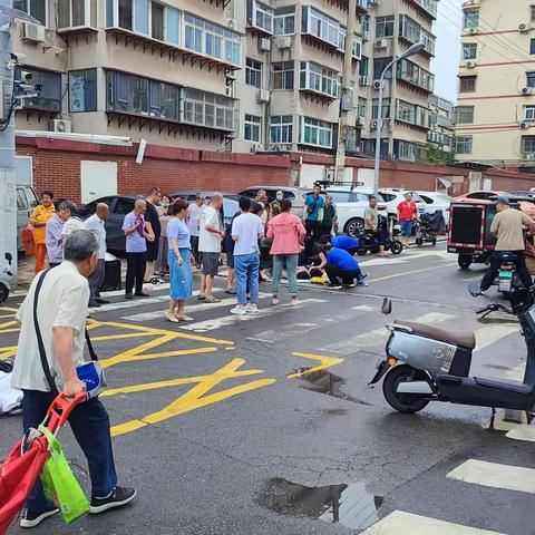 路口突发车祸，社区“救”在身边