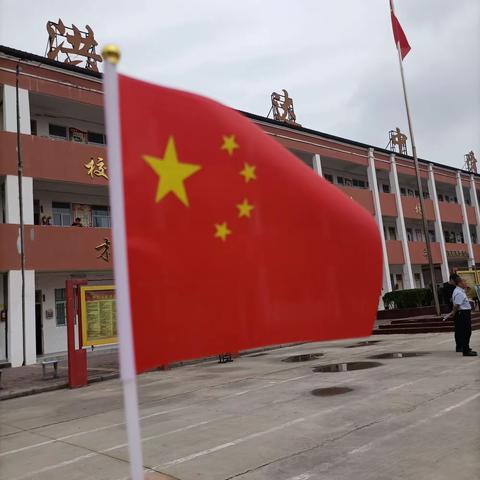 让五星红旗飘扬在学生心中！