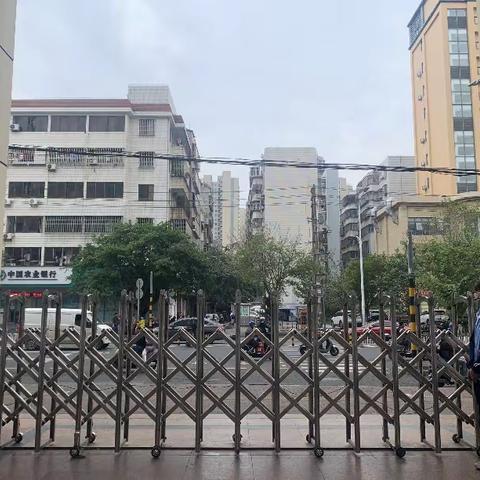 “倡导安全文明 共建和谐校园”