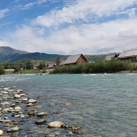 禾木河伴禾木公路进禾木村