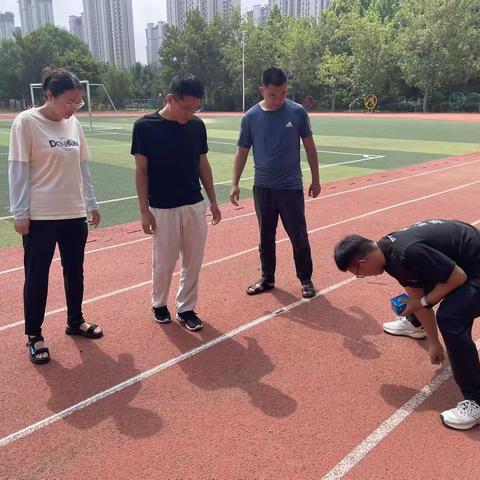 校园操场的活力体育场景