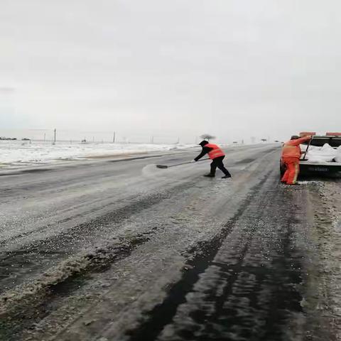 苏尼特右旗公路养护中心全力做好清雪保畅工作