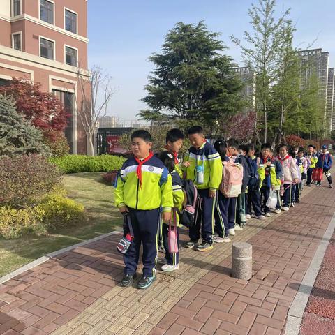 每一次执勤精心安排，每一次执勤恪尽职守，每一次执勤都是家长对孩子的爱和守护，不光是父母从百忙之中抽出时间只为把执勤做好，还有从百里之外庄稼地里专门跑来的爷爷奶奶，都是为了护好这一段路、护好每个孩子的！