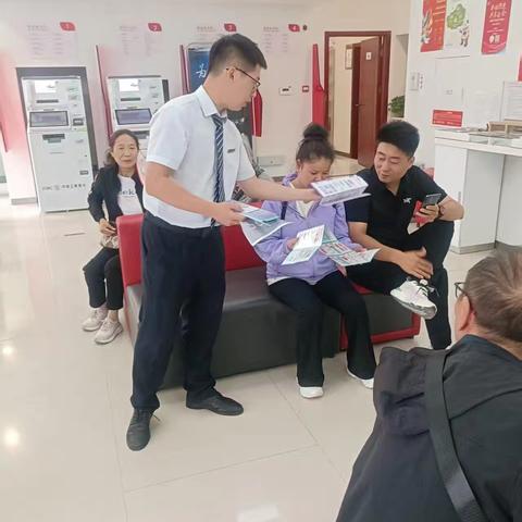 大庆路支行：厅堂阵地筑防线，反假知识送到您身边