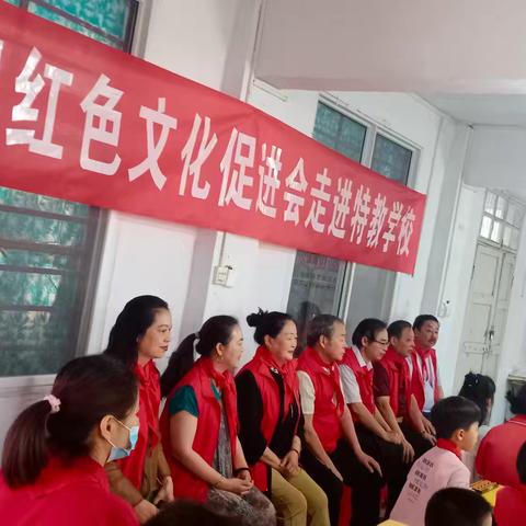 南阳红促会领导庆六一走进特教职业学校