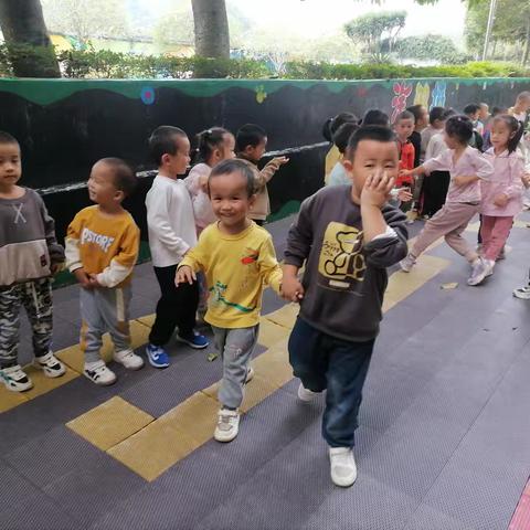 旺塘启智附属幼儿园大班第八周精彩片段:混龄活动