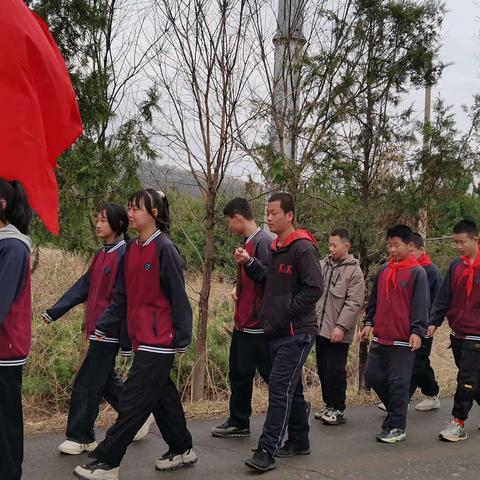 信义镇示范学校“红色耀三晋，青年永传承”清明节祭扫先烈活动