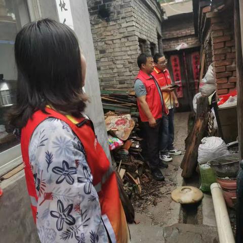 宁武县栖凤社区网格员宫海平雨后入户排查危房屋