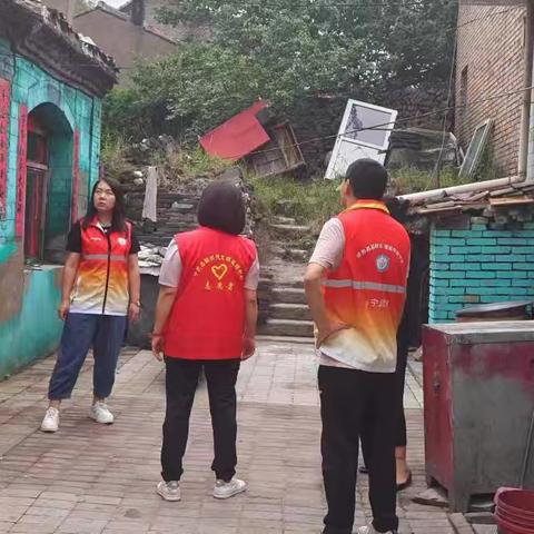 宁武县栖凤社区三网格网格员宫海平雨后安全隐患摸排