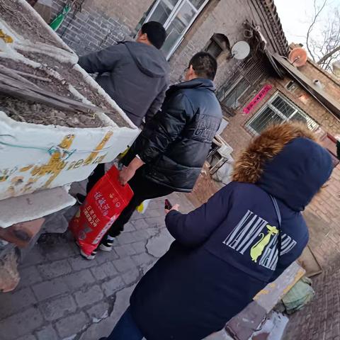 宁武县栖凤社区网格员走访慰问困难户