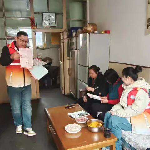 宁武县栖凤社区三网格员宫海平入户宣传如何防范一氧化碳中毒