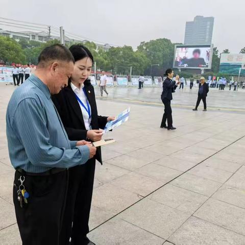 人行信阳市分行联合公安开展新《反洗钱法》宣传活动