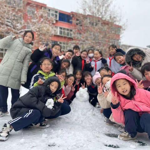 这里的老师开始带学生打雪仗了！下雪了，课间还能这么玩→