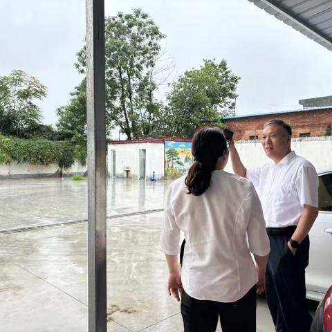 筑牢汛期安全坝，泌阳农商在行动 行长张国华深入基层开展汛期安全检查