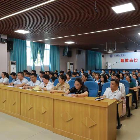 以技赋能，向光而行——海南省华侨商业学校举行2025年职教周活动表彰大会点亮匠心之路