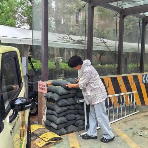 筑牢安全防线，守护万家灯火——南辛庄街道济微路社区开展夏季安全专项巡查