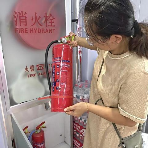 安全护航不松懈 南辛庄街道济微路社区以“双线模式”开展“周三安全日”活动筑牢民生安全屏障
