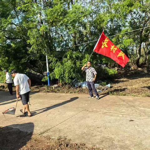 长村村委会集中开展“摩羯＂台风灾后环境卫生大整治工作