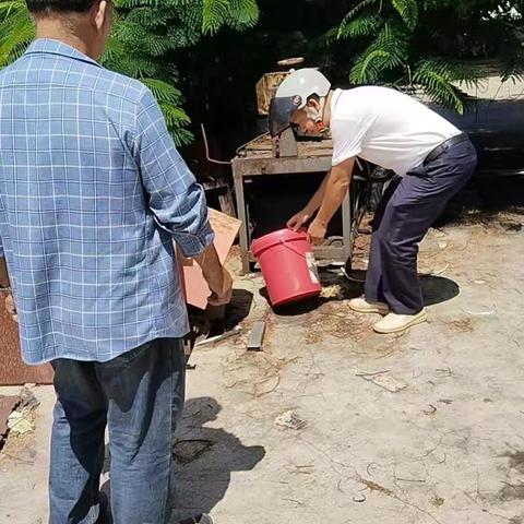 中和镇长村村委会连续开展“翻盆倒罐 清理积水”环境卫生防治整治行动