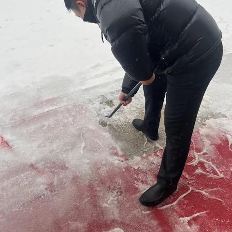 大雪纷飞迎新年，扫雪除冰保安全——玫瑰园支行暖心守护