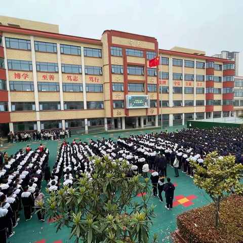 清明追思砺初心 安全防线筑青春 --卫辉市实验中学第四周升旗仪式侧记