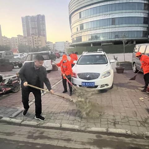 [用脚步丈量道路 用橙色点亮城市] ——宛城区城管局党组书记、局长姚清臣深入环卫一线摸实情解难题