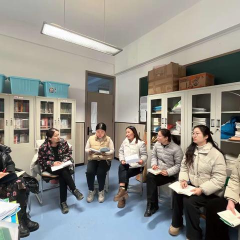 数学二组第一次教研 教研时间：2024 11 26 教研地点：小学部五楼办公室 参加人员:邵春慧 刘莹莹 周保华 李蒙蒙 秦林 陈苗苗 杨冰冰 张海婷 主题:提高学生听讲积极性和课堂效率