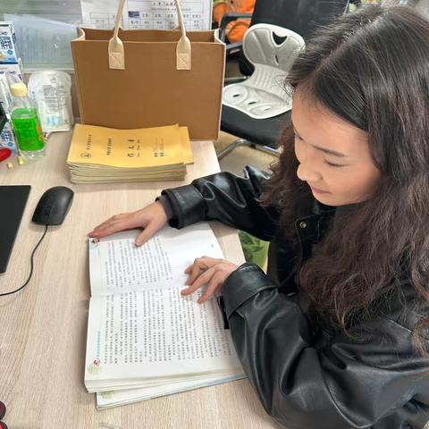 书香润心田，阅读启智慧 ‍——海石湾第四小学“育苗营”语文连教师阅读心得感悟