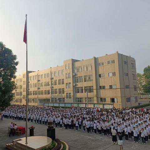 秋光为序启新程     安全作伴谱华章 ——茂名市电白区林头中学组织召开新学期安全教育会议