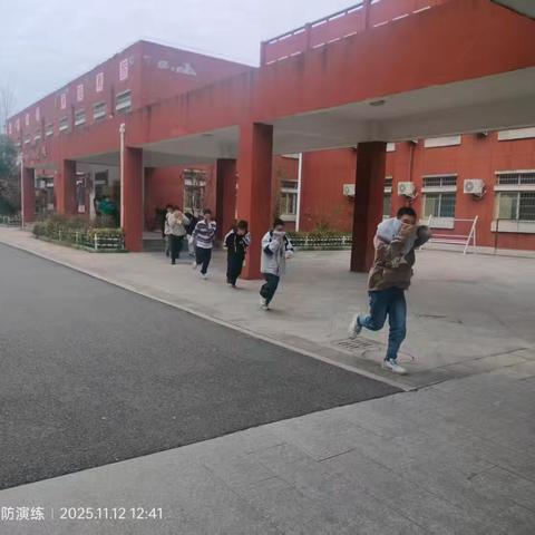 筑牢安全防线 守护学生成长——光山县实验中学住校生消防应急疏散演练