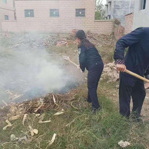 地里杂草被引燃，网格员及时扑灭